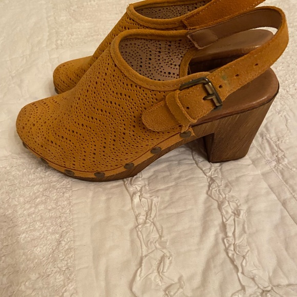 Eric Michael Julia Mustard Yellow Suede Platform Clogs - Picture 4 of 7